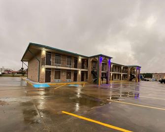 Days Inn by Wyndham Forest - Forest - Gebouw