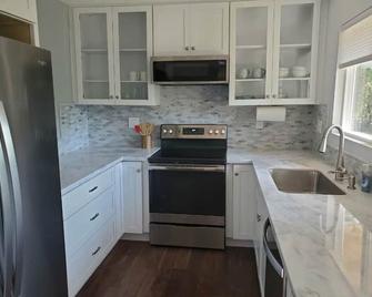 The Perfect Little House. \nFurnished 1BR cottage. - Deer Park - Cocina