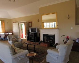 Sensational views in quiet country setting - Upper Hutt - Huiskamer