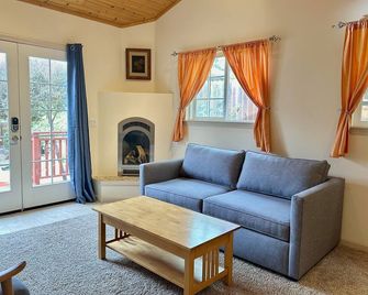 Spacious guest house, fireplace, king bed - Cambria - Living room