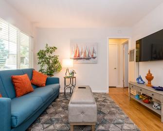 Stylish Gem to enjoy downtown Palo Alto. - Palo Alto - Living room