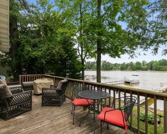 Lake Front! Watertoys! Private Dock! Firepit|grill - Clintonville - Balcony