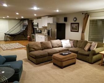 Luxury Executive Duplex Main Level Huge Master Large Kitchen Fireplace - West Valley City - Living room