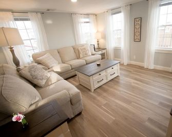 The Bird House centrally located minutes from Providence, Newport, Bristol - Somerset - Living room