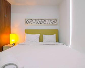 Modern Style Studio Apartment at Azalea Suites with City View By Travelio - Cikarang - Schlafzimmer