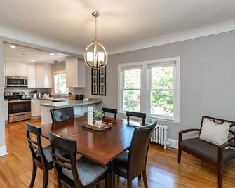 2-Bedroom Duplex with Pvt Backyard in Minneapolis - Minneapolis - Salle à manger