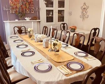 Historic Mcdonald Airbnb - Attica - Comedor
