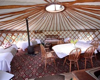 'Willow' Yurt in West Sussex Countryside - Haslemere - Jídelna