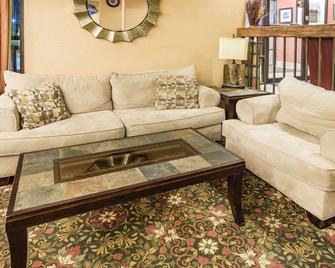 Baymont by Wyndham Mobile/ I-65 - מובייל - סלון