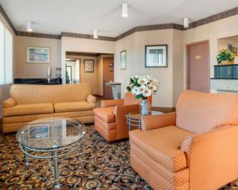 Econo Lodge Inn & Suites - Forest - Вітальня