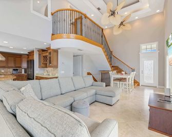 Waterfront 3 Bedroom Home on the Indian River - Sebastian - Living room