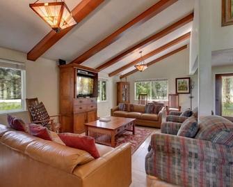 1261 Country Club Drive - Echo Lake - Living room