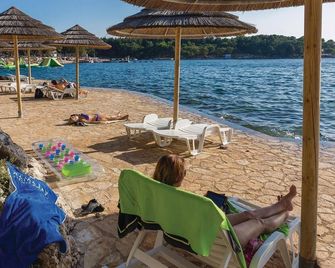 Amazing Apartment In Porec With House Sea View - Poreč - Plaża