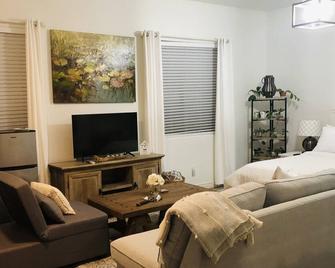 Beautiful Private Casita/Guesthouse w/ Kitchen, Access to Pool/Spa - Goodyear - Living room