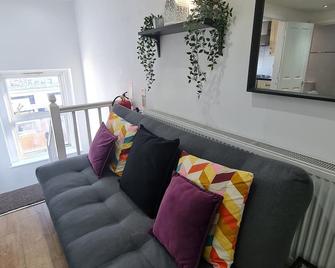 Urban Hideaway 2beds apartment - London - Living room