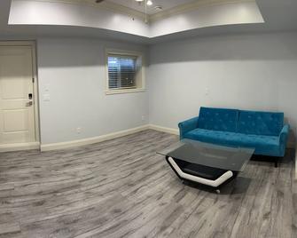 Modern Spacious For Big Group - Abbotsford - Living room