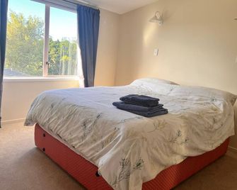 Entire top floor with privacy+ private bathroom+mini kitchenette+tree top views - نيو بليموث - غرفة نوم