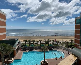 Holiday Inn & Suites Virginia Beach - North Beach, An IHG Hotel - Virginia Beach - Uima-allas