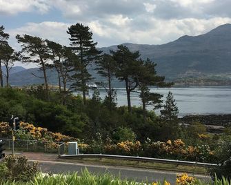 Amazing Views!! Kyle.1 Mile To Isle Of Skye! En-Suite, , Quiet Area .Sat Tv. - Kyle - Outdoor view
