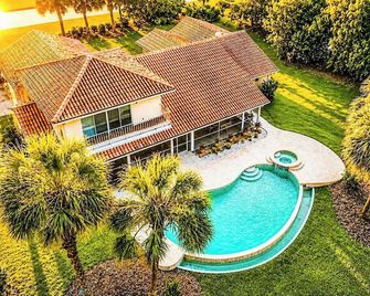 Swiss 41 - Golf Course - Clermont - Piscina