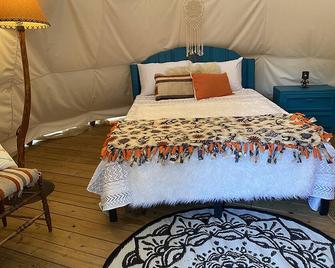 The Arrowhead Tipi Resort - Spirit Warriors - Nomadic Tipis on Lake Tawakoni - Wills Point - Bedroom