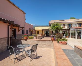 La Terra Dei Sogni Country Hotel - Taormina - Patio