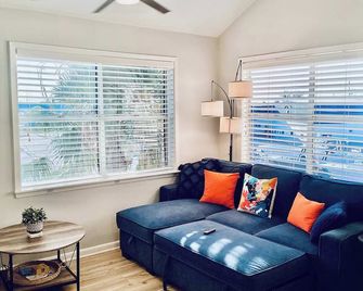 Marina Maison 2bdr Condo - Kemah - Living room
