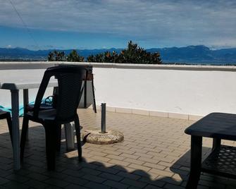 Lake Garda: Penthouse Garden With Lake View In Peschiera Graditi Animals - Peschiera del Garda - Varanda