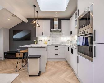 Central Belfast Apartments: University Street - Belfast - Kitchen