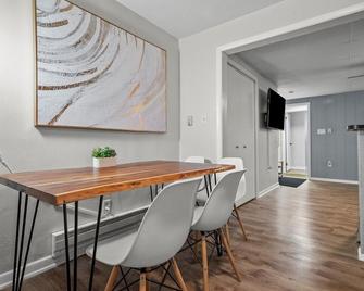Bloomfield, Pittsburgh Bright and Spacious TWO Bedroom Apt with Free Parking - Pittsburgh - Comedor