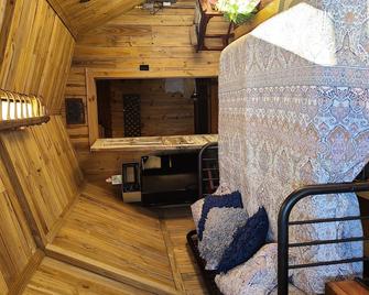 Beautiful Rustic Decor - The Den - Fort Pierce - Living room