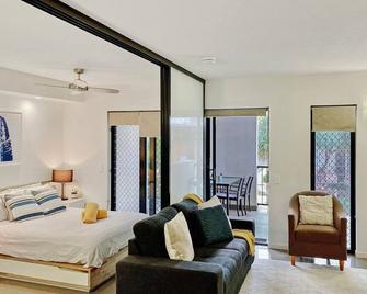 Groovy & Cool~1Bed/1Bath/1Car~Close to everything! - Brisbane - Bedroom