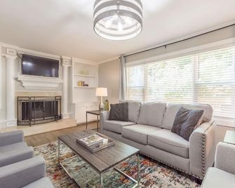 Beautiful Large Newly Renovated 5 Bedroom House - Marietta - Living room