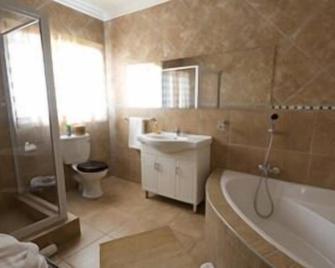 Loerie Lodge Guest Houses - Phalaborwa - Bathroom