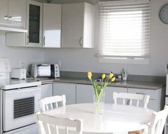 Coastal Charm Beach Nearby - Chalet Poirier - Fatima - Cocina
