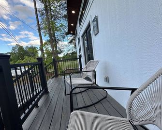 Layla Haus – Marion Tiny Home Fenced Yard Fire Pit - Marion - Balcony