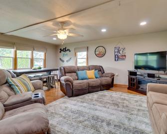 Henderson Vacation Rental 1 Mi to Norfork Lake! - Henderson - Living room