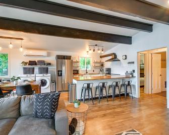 Dreamy Wooded Cabin with Private Beach and Kayaks! - Olympia - Kitchen