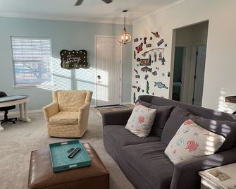 Fun location, walking distance to docks, new pickleball courts, near by beaches - Tarpon Springs - Huiskamer