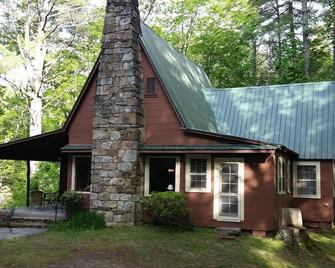 Charming Mountain Home w/ Waterfall, Updated kitchen, 3 mi. to Highlands Center - Highlands - Gebouw