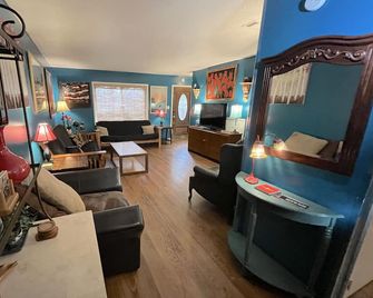 Easy Walk Downtown, Uga, Breweries - Private Yard - Athens - Living room