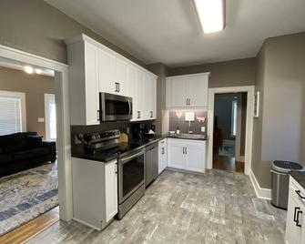 Quiet Small Town Stay - La Crosse - Cocina