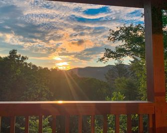Mountain View / Dog-friendly / Cozy Cabin Retreat - Blue Ridge - Balkon