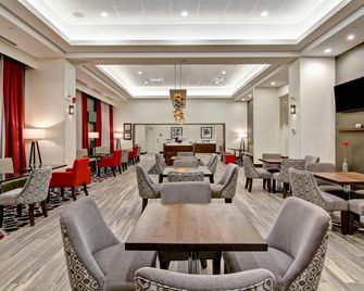 Hampton Inn & Suites by Hilton-Grande Prairie, Alberta - גרנד פריירי - מסעדה