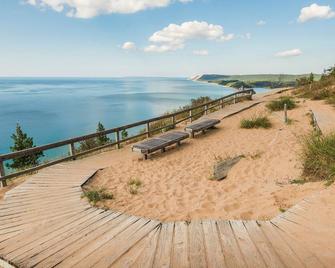 Lake Views at The Shores Great Location - Acme - Beach