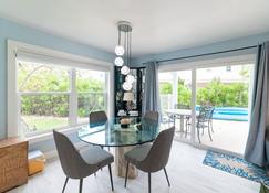 Oceanside Beach Condo - right on Seven Mile Beach - George Town - Dining room