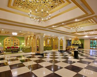 Hotel Clarks Shiraz - Agra - Lobby