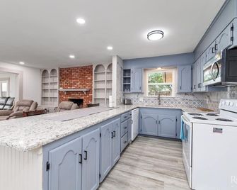 Corporate stay. Charming 3-bedroom house in San Angelo with AC, WiFi. - San Angelo - Kitchen