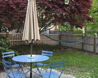 Cottage Suite 'A' - Walk to Shops, Train, History - Concord - Patio