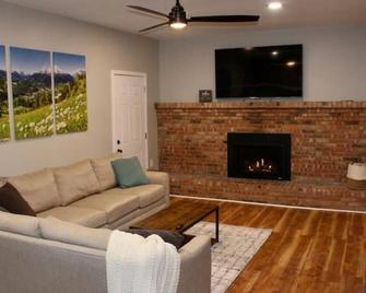 Clean, Comfortable & Close to Downtown Frankenmuth - Frankenmuth - Living room